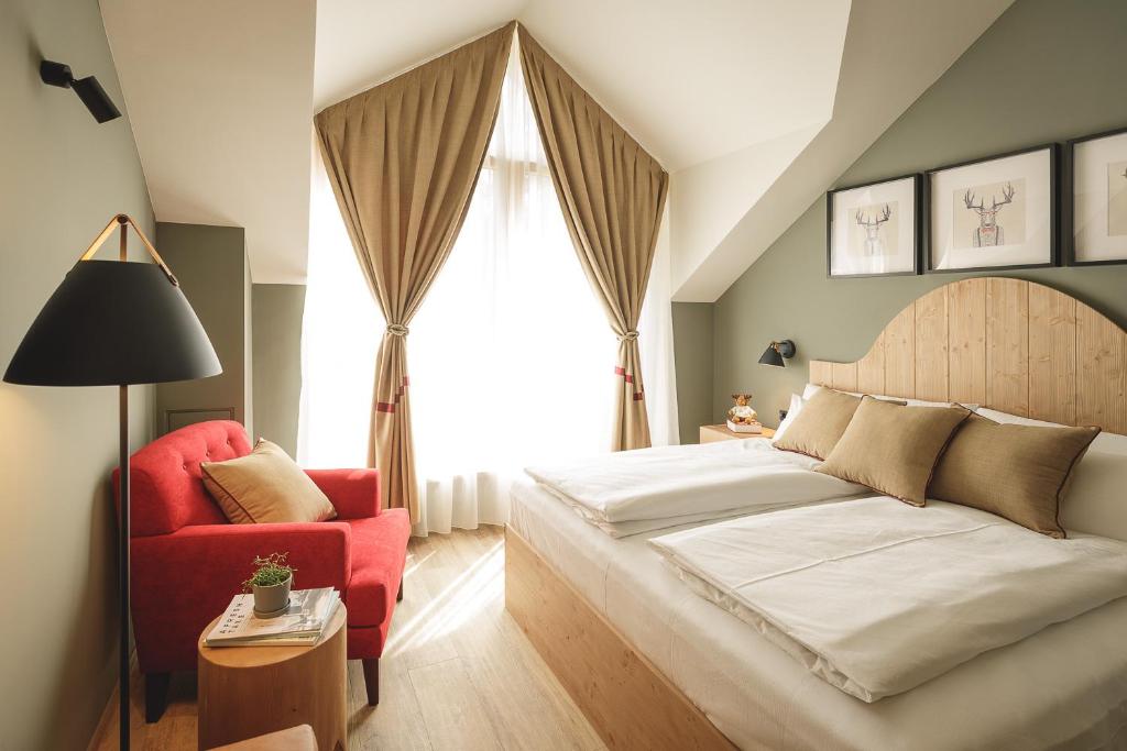 Un pat sau paturi într-o cameră la Boutique Hotel Sunrose 7 - Gourmet & SPA