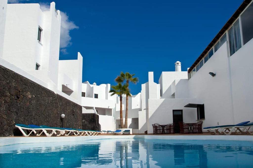 The swimming pool at or close to Apartamentos Tabaiba