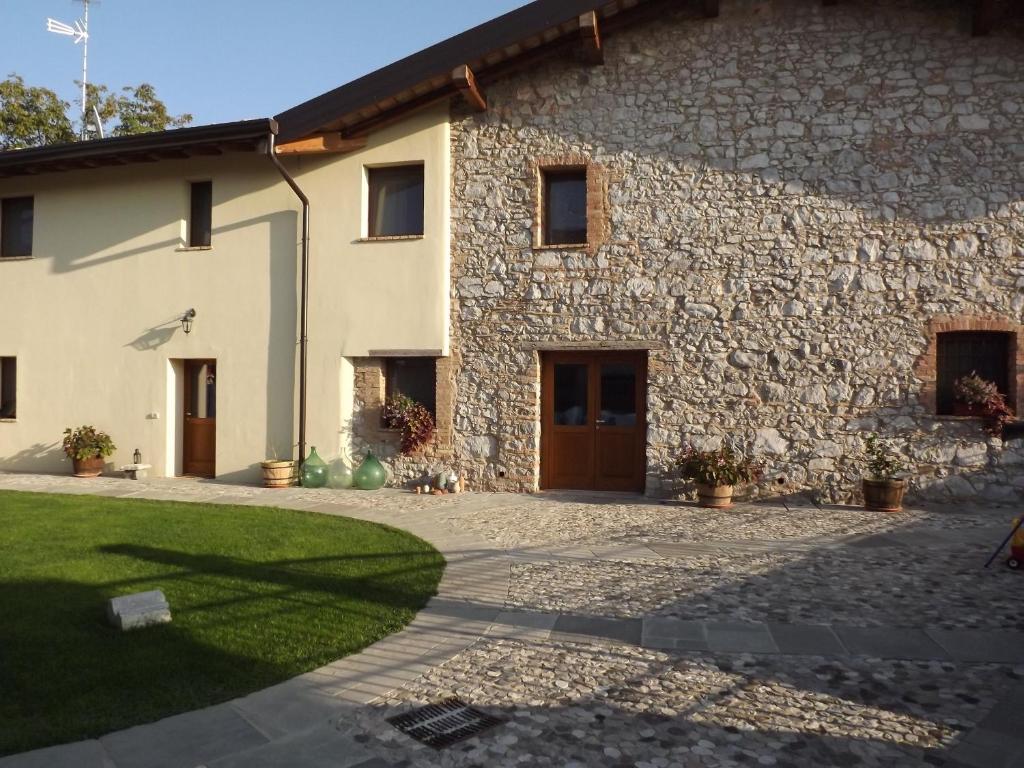 Casa de piedra grande con patio en Casa della Fornace, en San Vito al Torre