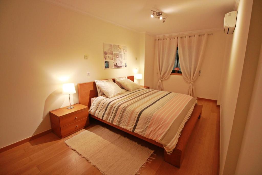 - une chambre avec un lit et une fenêtre dans l'établissement T2 Cascais Centro, à Cascais