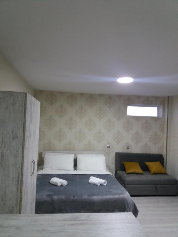 Una cama o camas en una habitación de Apartament LashaGiorgi