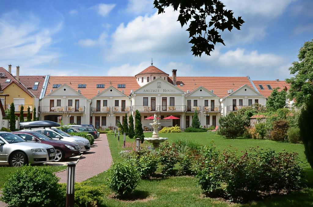 Ametiszt Hotel Harkány tesisinin dışında bir bahçe