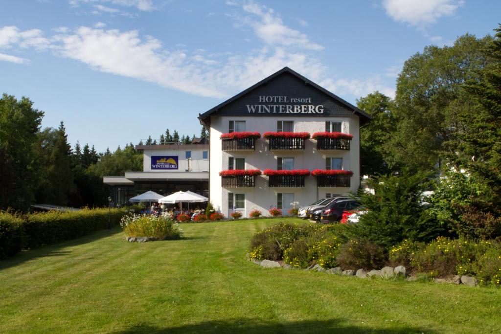 un hotel vicino a un cortile con un edificio di Hotel Winterberg Resort a Winterberg