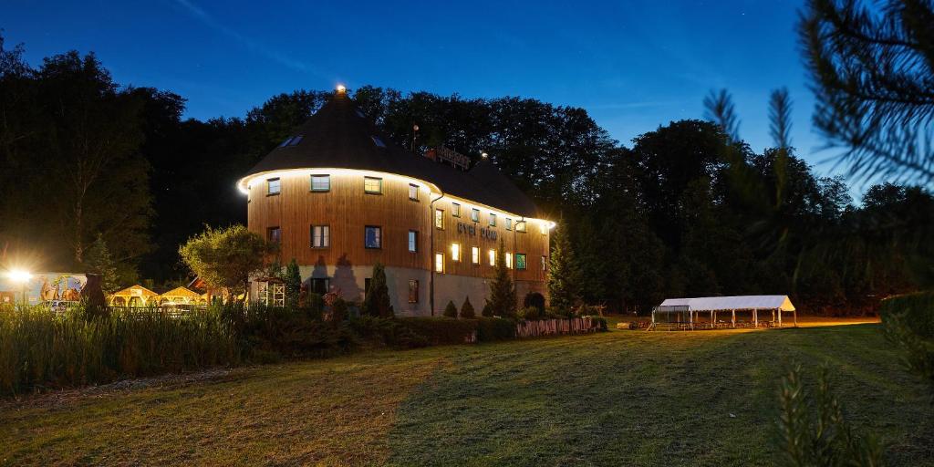 un gran edificio con un techo iluminado por la noche en Rybí Dům, en Kocobedz