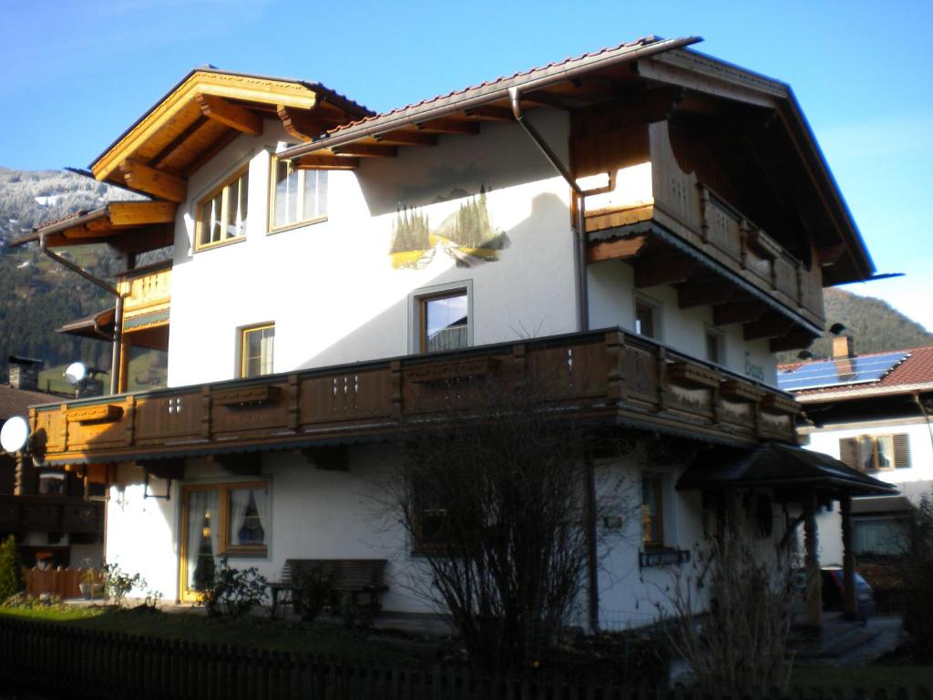 ein großes weißes Gebäude mit Balkon in der Unterkunft Haus Schiestl in Zell am Ziller