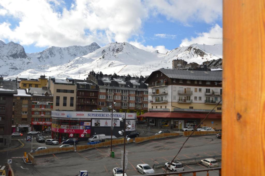 vistas a una ciudad con una montaña cubierta de nieve en Hotel Panda, en Pas de la Casa