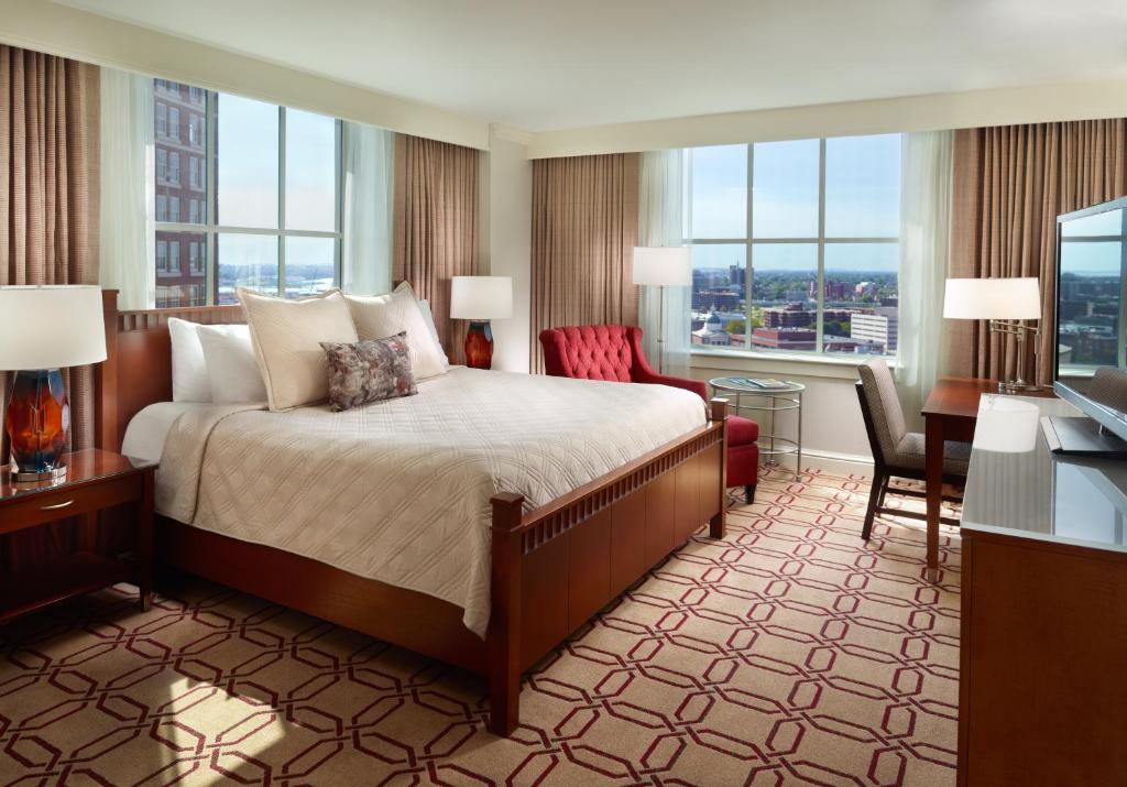 เตียงในห้องที่ Omni Providence