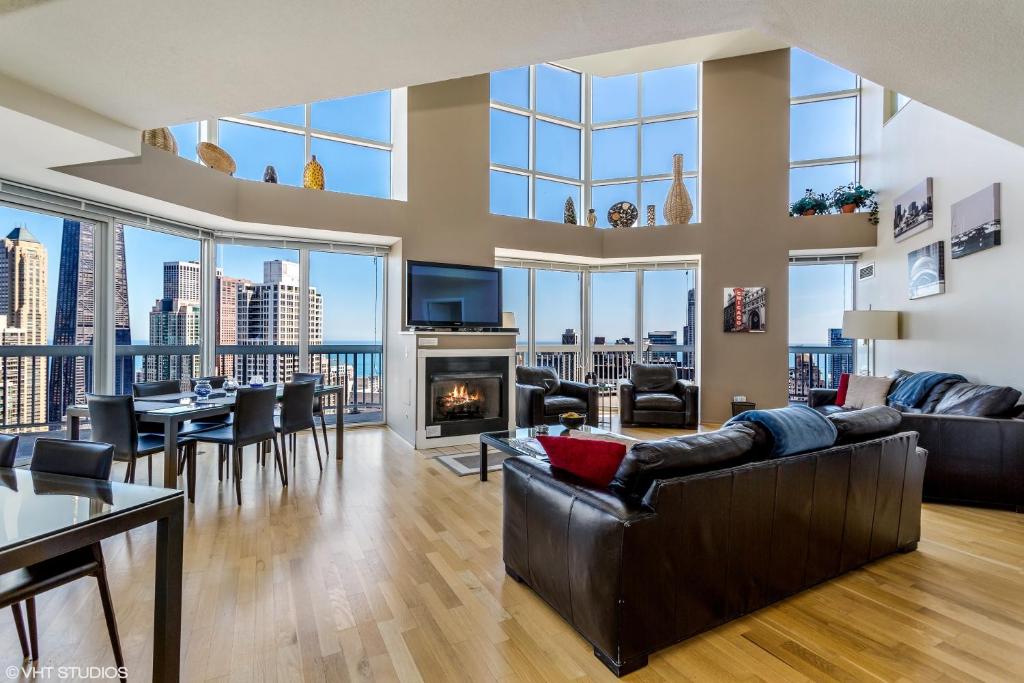 uma sala de estar com vista para a cidade em The Penthouse at Grand Plaza em Chicago