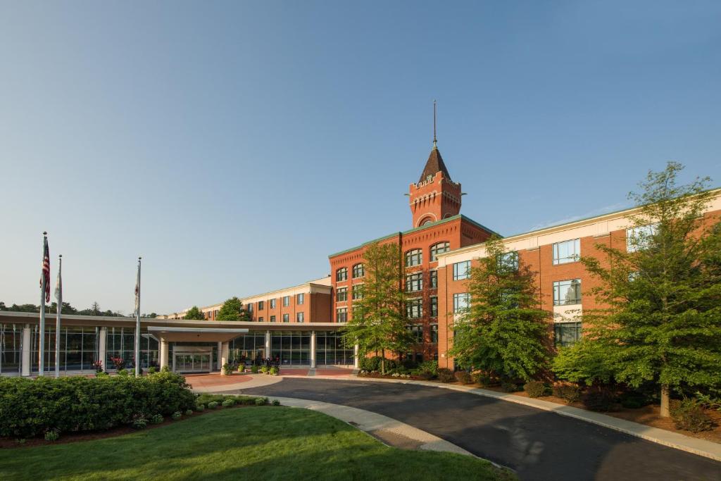 um edifício com uma torre de relógio em cima em Wellsworth Hotel em Southbridge