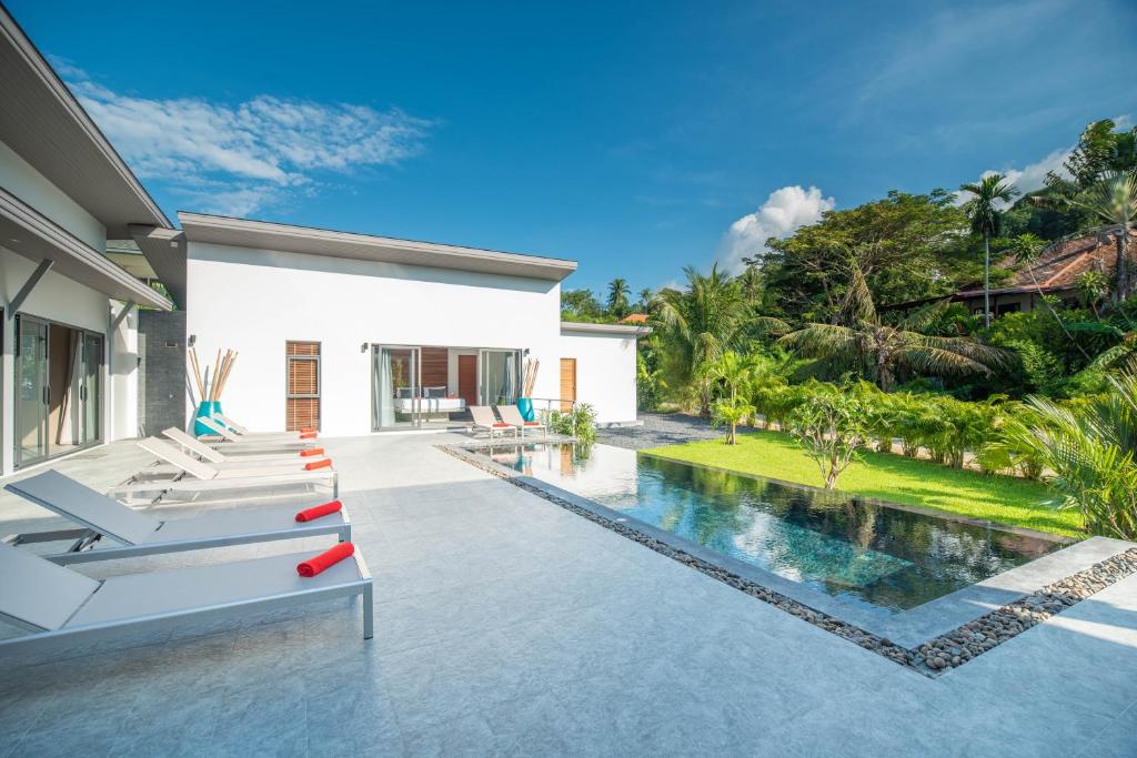 uma imagem de uma villa com piscina em Villa Bai Saho em Mae Nam