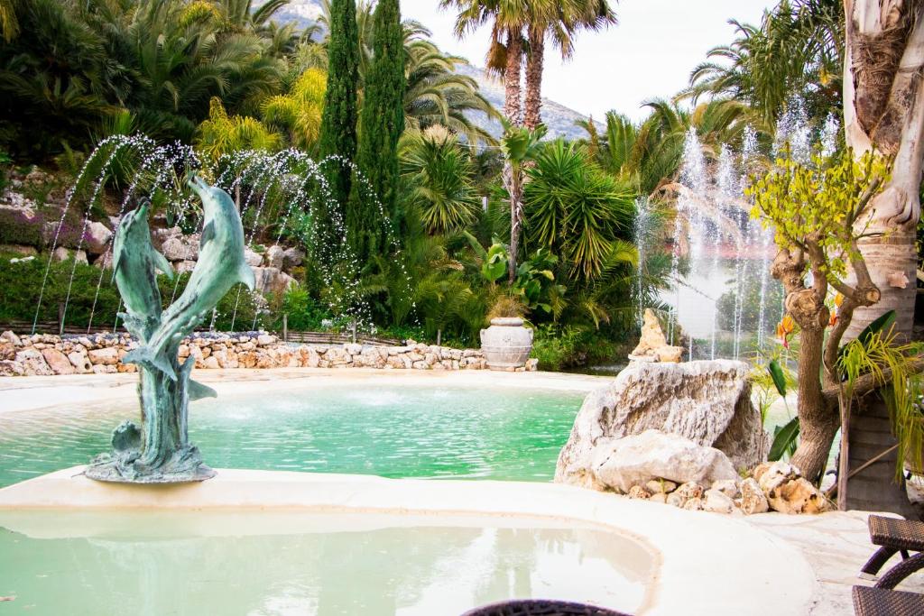 een fontein met een standbeeld midden in een zwembad bij Agriturismo Paradiso Di Barchi in Terracina