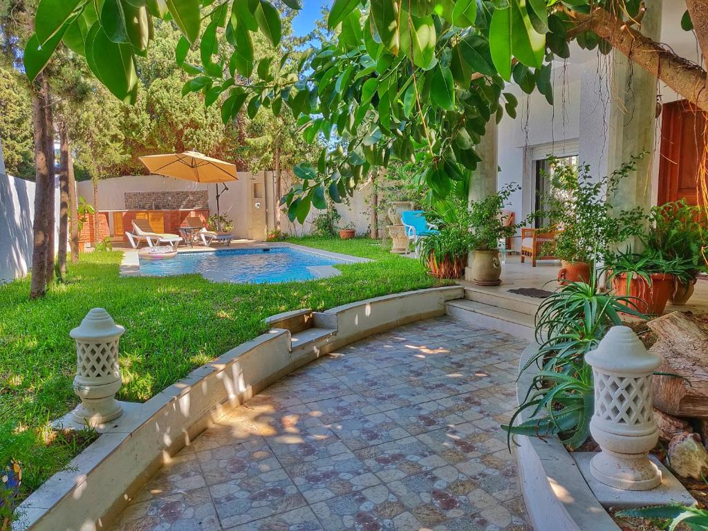 a backyard with a swimming pool and a patio at Villa Sidi Bou Said in Sidi Bou Saïd