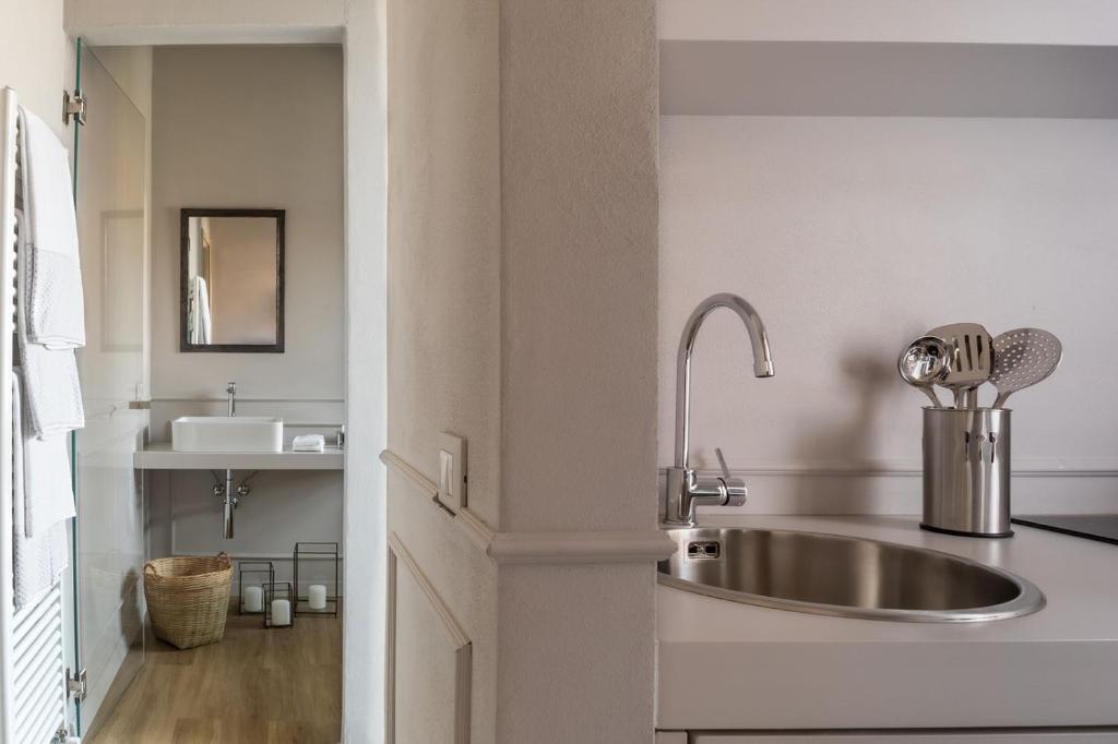 una cucina con lavandino in acciaio inossidabile e un bagno di Suites Menaggio a Menaggio