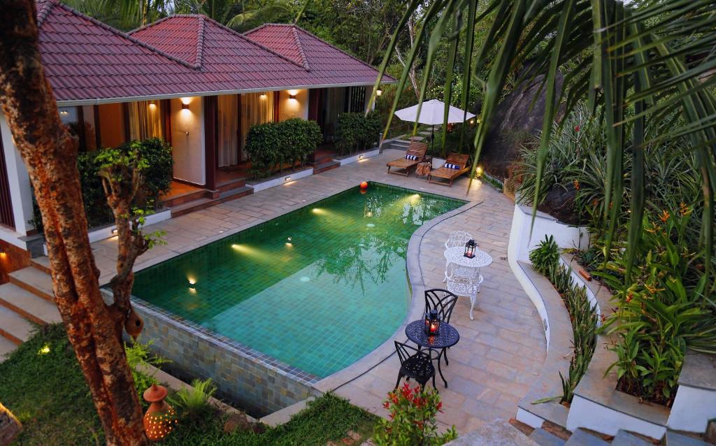 una vista sul tetto di una piscina in una casa di Le Candles Resort a Kozhikode