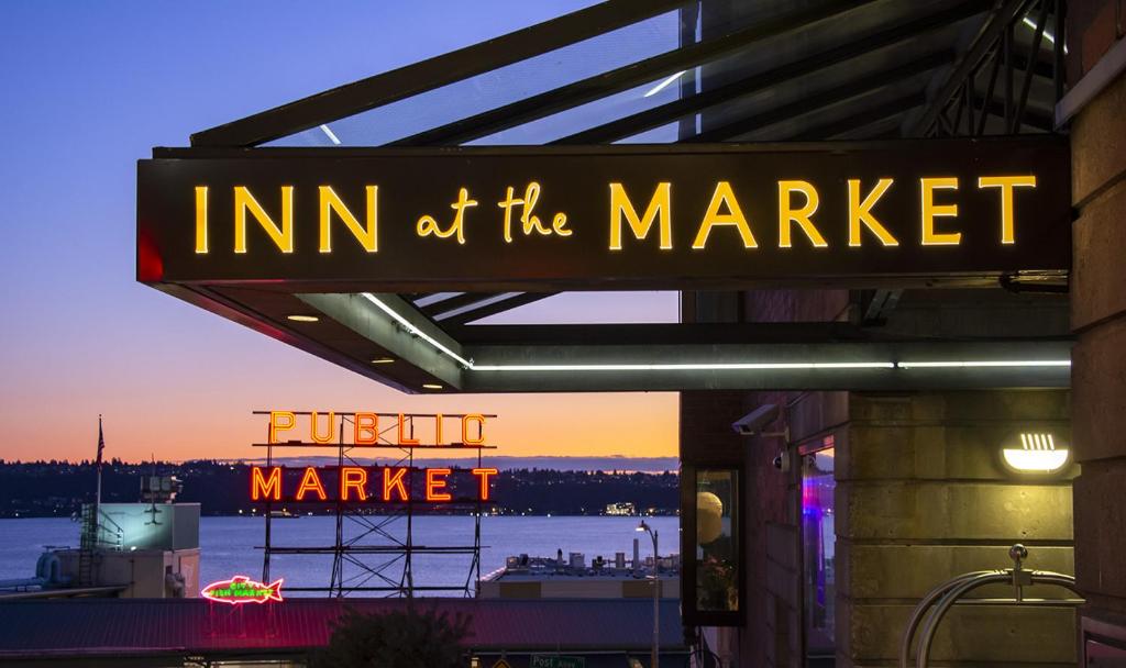 um sinal que lê pousada do mercado em um edifício em Inn at the Market em Seattle