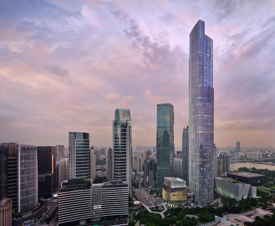 - une vue sur une ville avec de grands bâtiments dans l'établissement Rosewood Guangzhou, à Canton