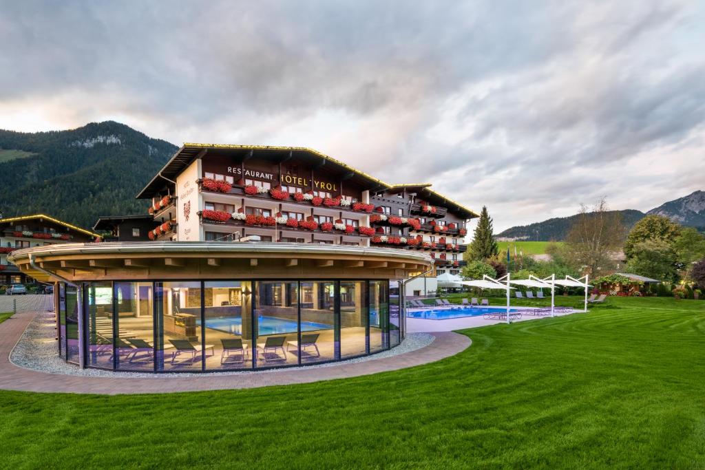 um grande edifício com uma piscina em frente em Ferienhotel Tyrol Söll am Wilden Kaiser em Söll