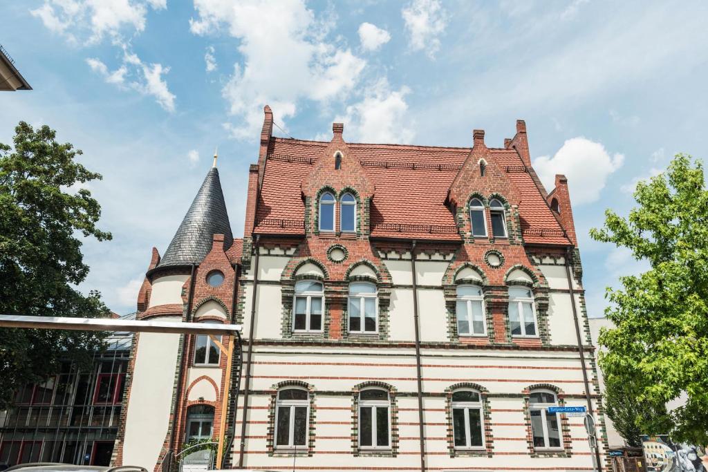 um edifício antigo com um telhado vermelho em Apartmenthaus am Dom "Maisonette" em Zwickau