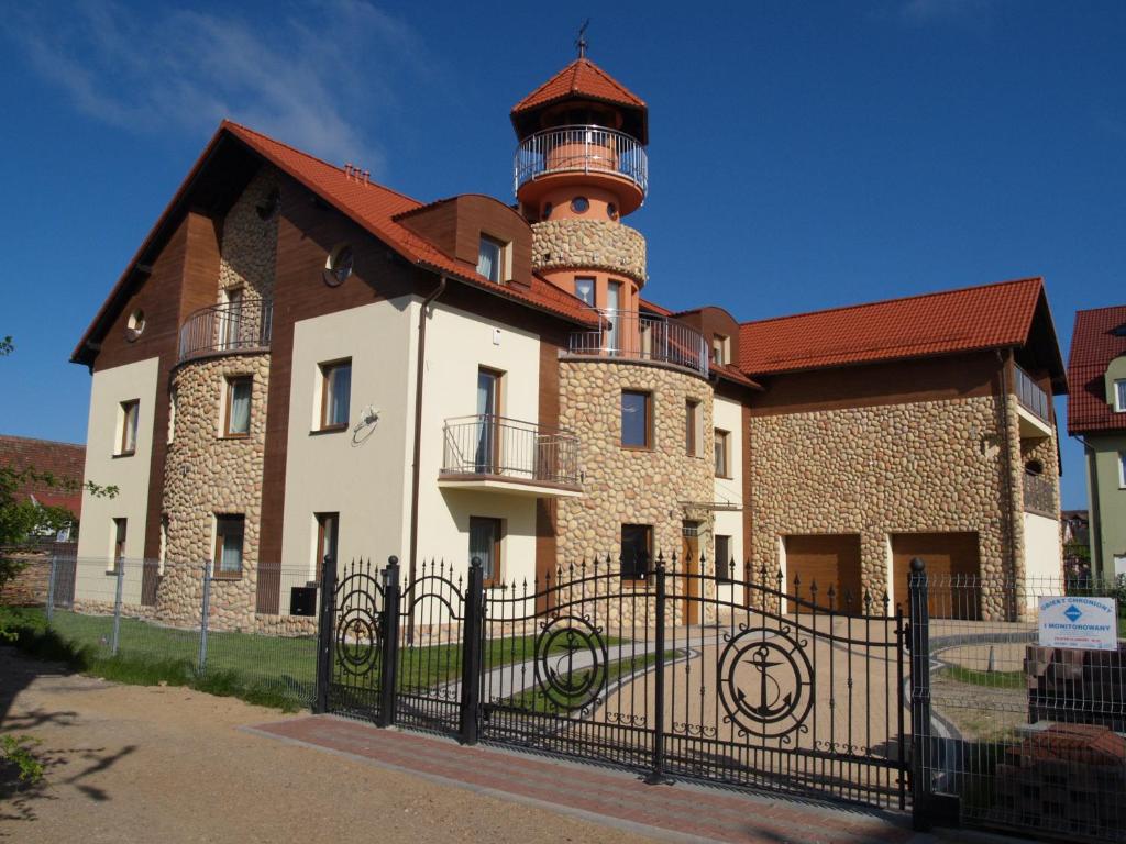 um edifício com um farol em cima dele em Willa Latarnik - doskonała lokalizacja, blisko atrakcji, 20min do plaży em Łeba