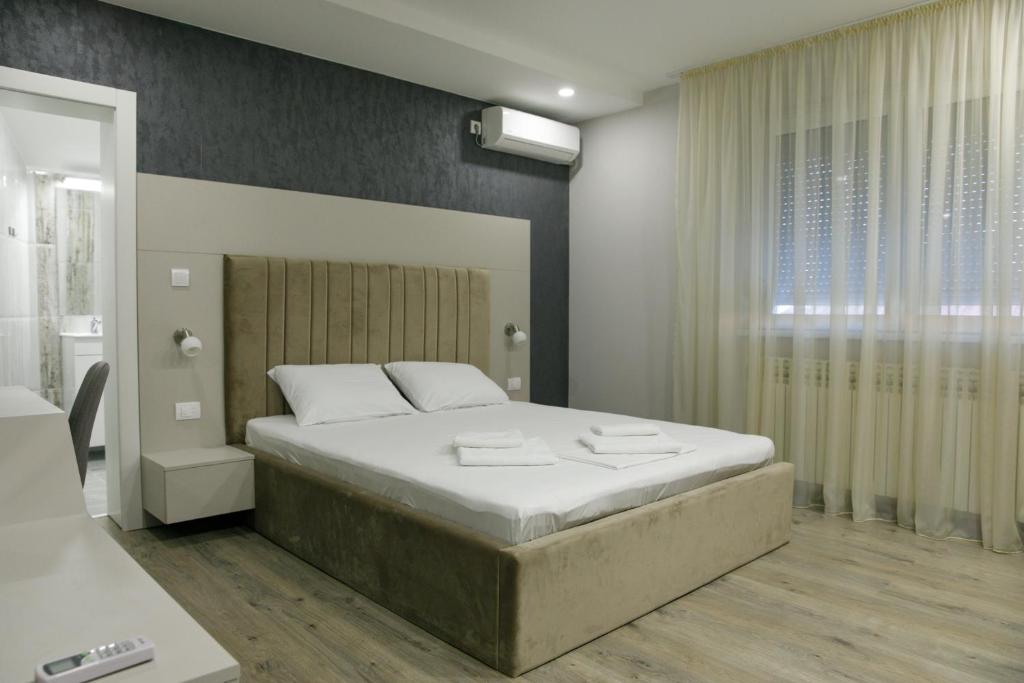 Tempat tidur dalam kamar di Fine Suites