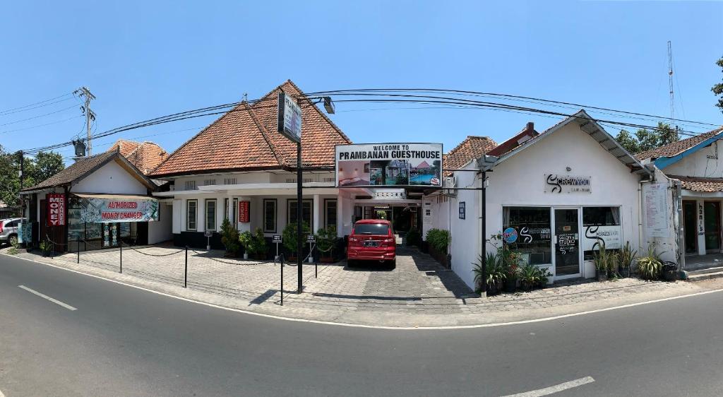 ein Gebäude an der Straßenseite in der Unterkunft Prambanan Guesthouse in Yogyakarta