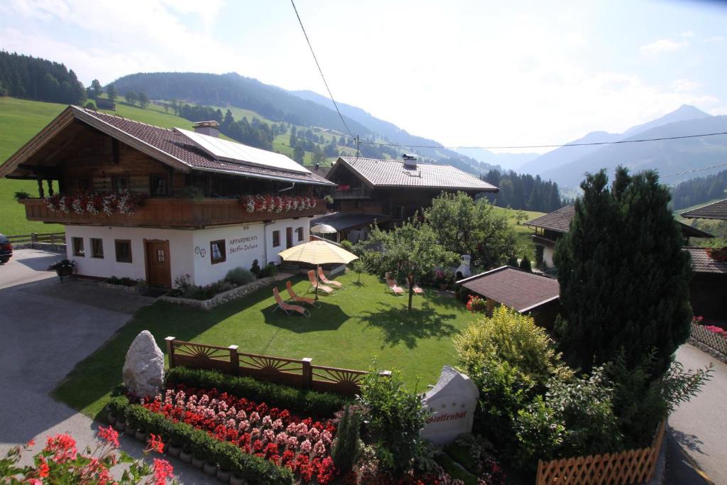 una vista aérea de una casa con jardín en Stoffen Zuhaus, en Alpbach