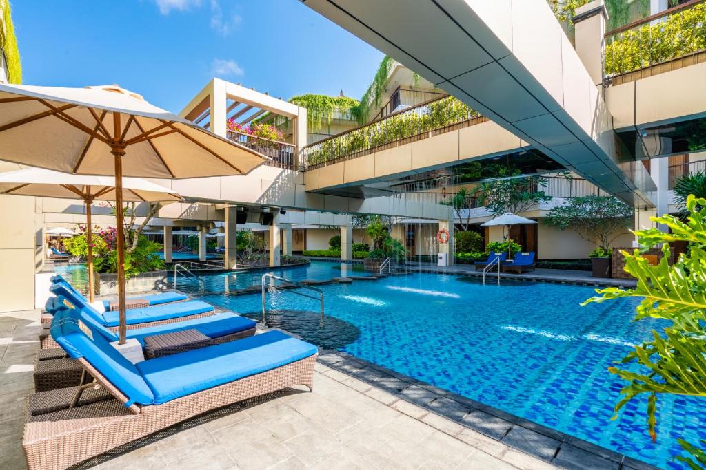 La pileta dentro o cerca de VOUK Hotel and Suites Nusa Dua Bali