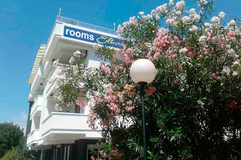 un bâtiment avec une lumière de rue devant un arbre dans l'établissement Villa Elkom, Appartment 7, à Donji Štoj