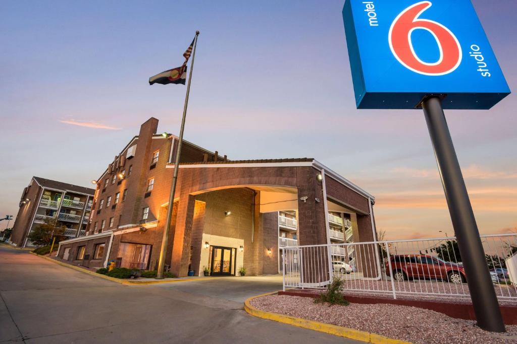 un edificio con un cartello di fronte di Motel 6-Colorado Springs, CO - Air Force Academy a Colorado Springs