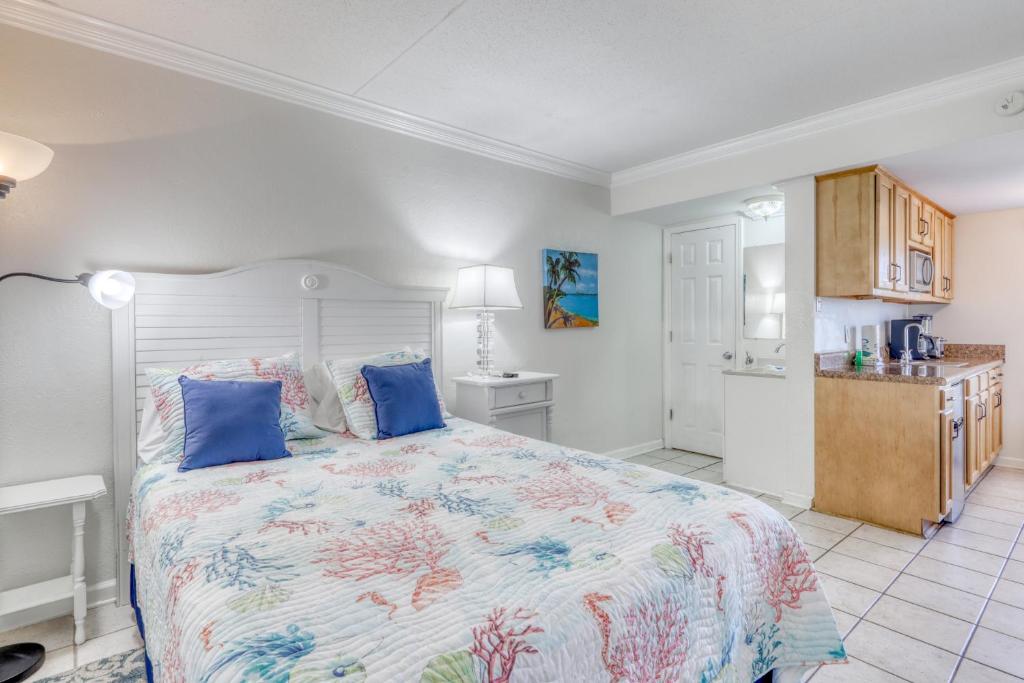 una camera da letto con un grande letto con cuscini blu di Beach View a Gulf Shores