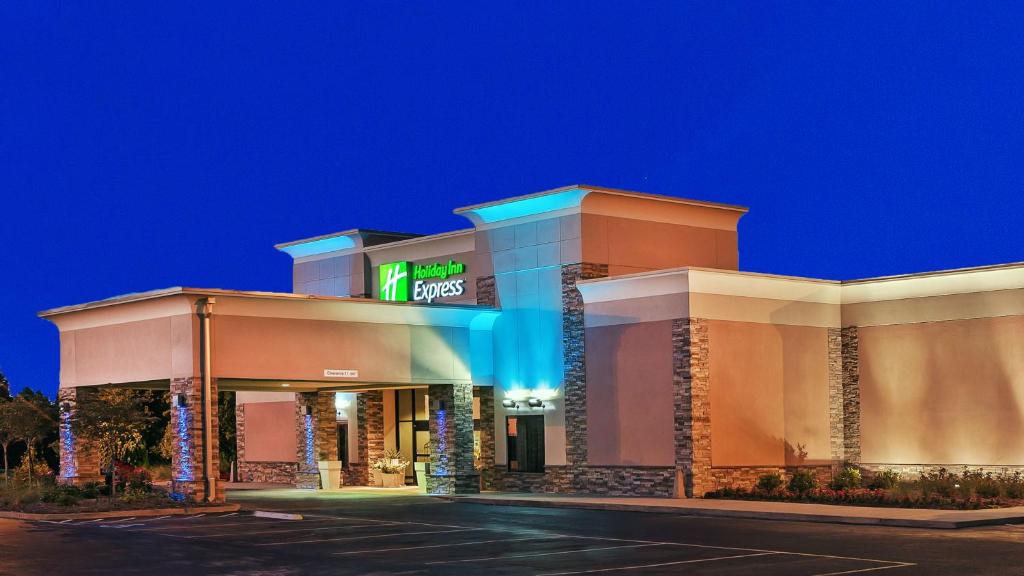 una tienda frente a un hotel por la noche en Holiday Inn Express Little Rock-Airport, an IHG Hotel, en Little Rock