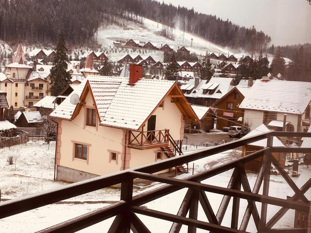 un villaggio con tetti e edifici coperti da neve di Guest House Mountain a Bukovel