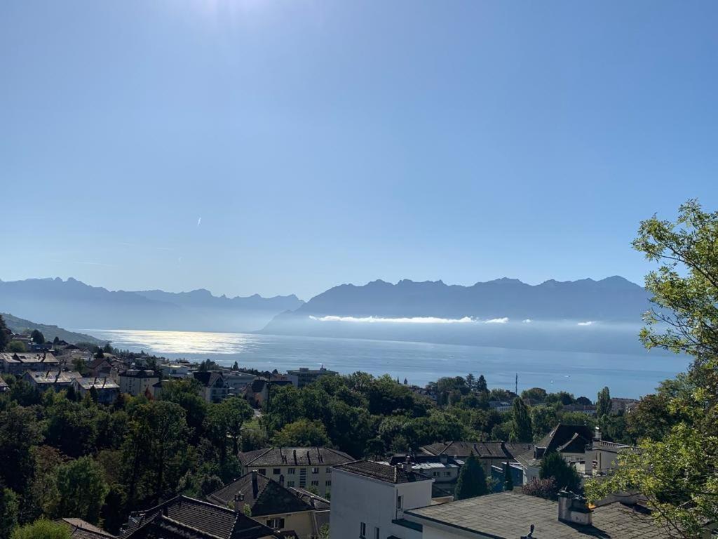 Blick auf den See von einer Stadt in der Unterkunft New Luxury Lake view Apartment - Lausanne in Lausanne