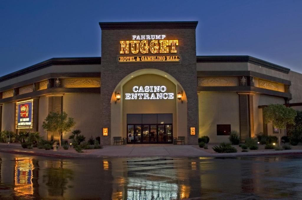 un bâtiment avec un panneau indiquant l'échange de casino dans l'établissement Pahrump Nugget Hotel & Casino, à Pahrump