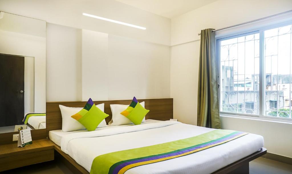 Rúm í herbergi á Treebo Luxe Suite, Shivaji Nagar