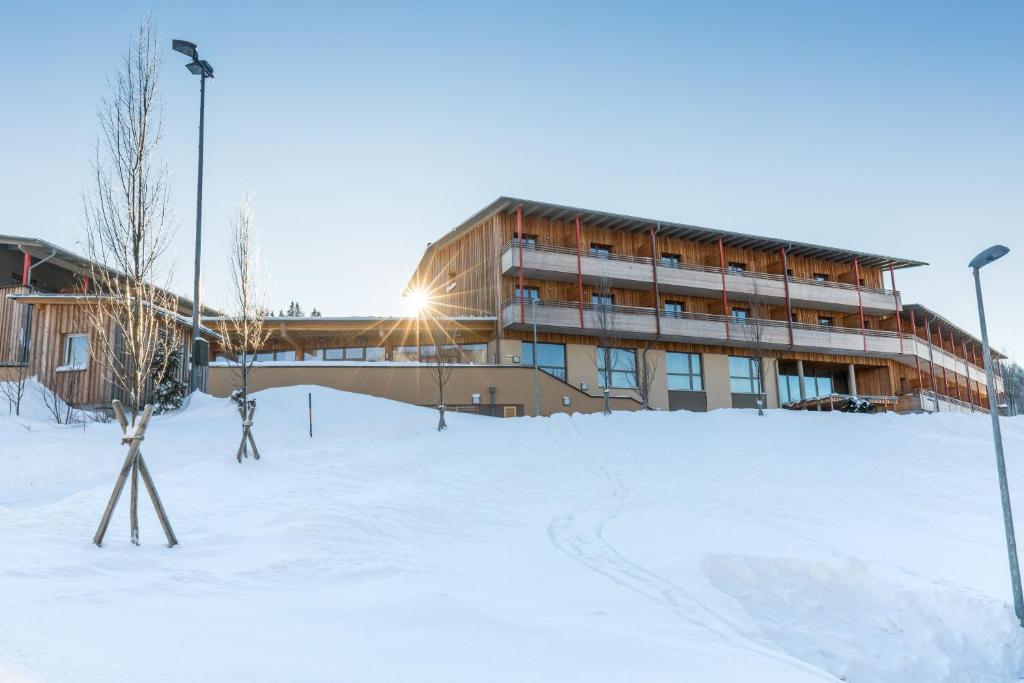 アンベルクにあるJUFA Hotel Annabergの雪の建物