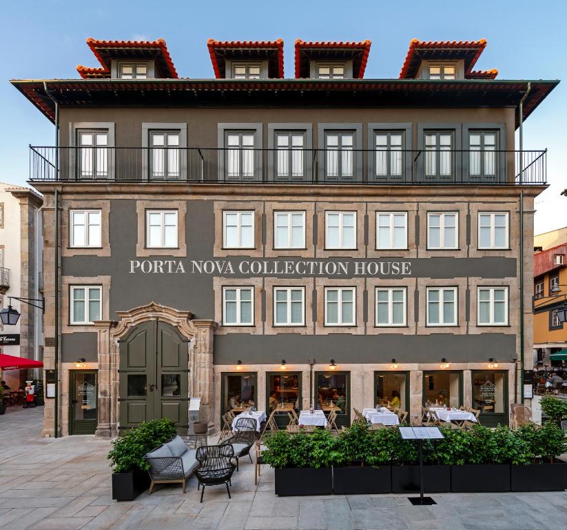 een gebouw met een restaurant ervoor bij Porta Nova Collection House in Braga