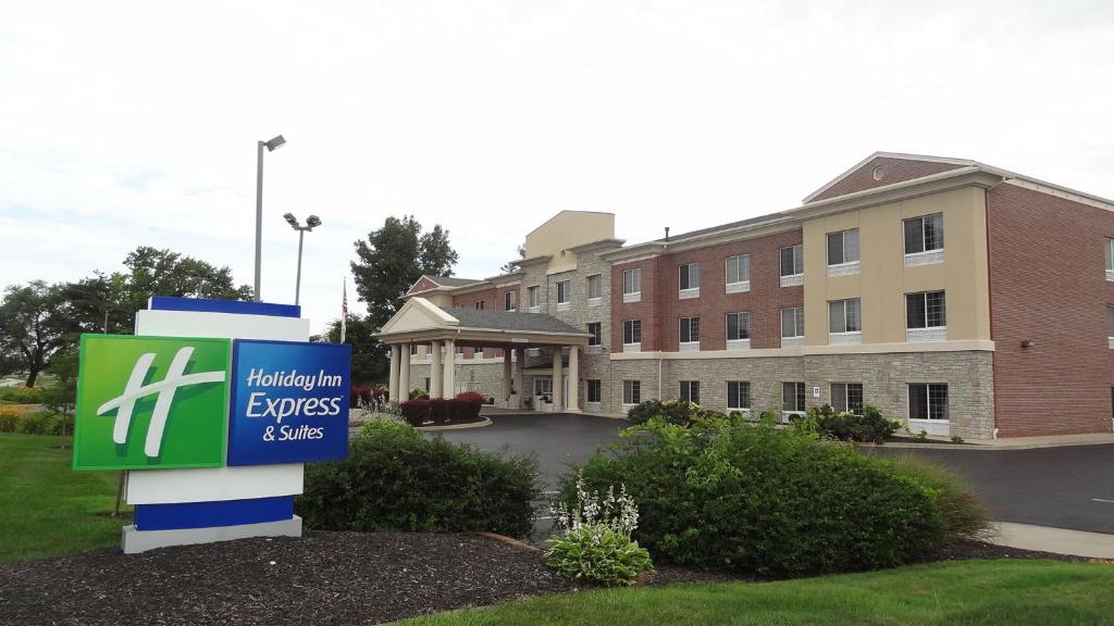 un cartello di fronte a un edificio di Holiday Inn Express & Suites Indianapolis North - Carmel, an IHG Hotel a Carmel