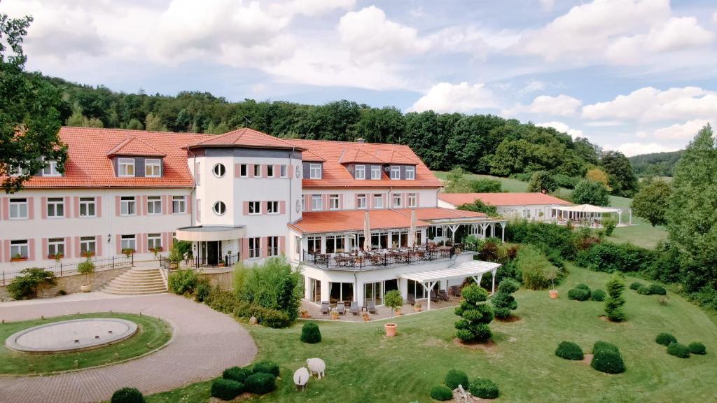 een luchtzicht op een groot gebouw met een tuin bij REGIOHOTEL Naturresort Ilsenburg in Ilsenburg