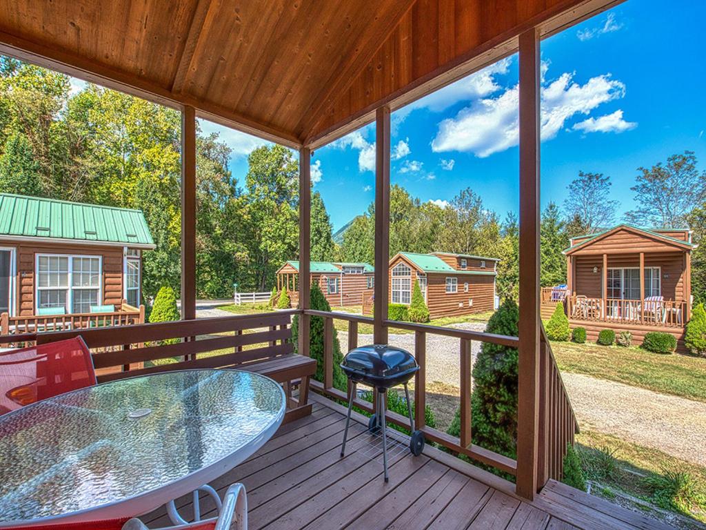 En balkon eller terrasse på Maggie Valley Cabin Rentals