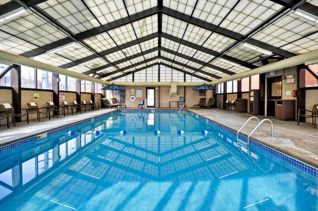 uma grande piscina com um grande tecto em Hyatt Place Minneapolis Airport South em Bloomington