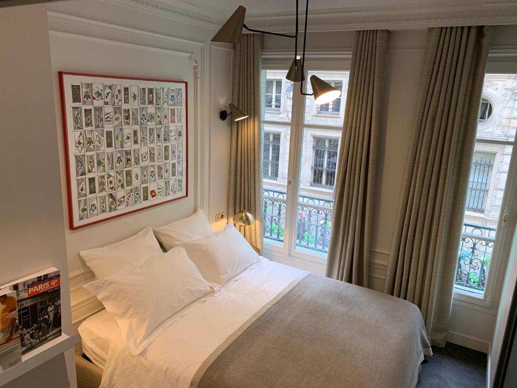 Giường trong phòng chung tại PARIS RIVOLI NOTRE DAME Chambre d'Hôtes Studio Private