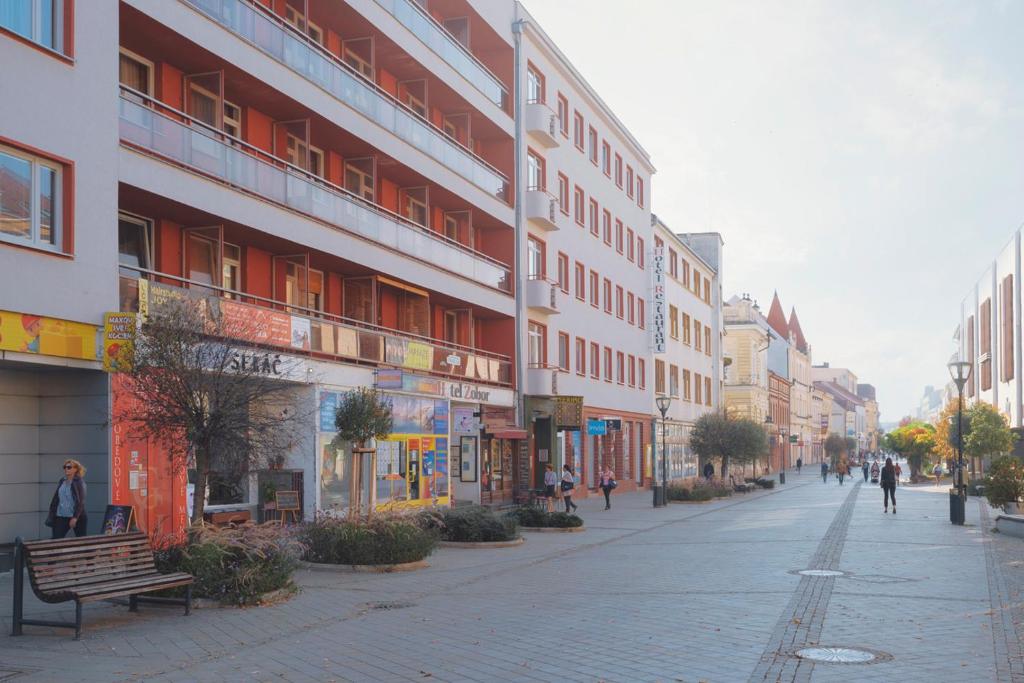 uma rua vazia numa cidade com edifícios em Hotel Zobor em Nitra