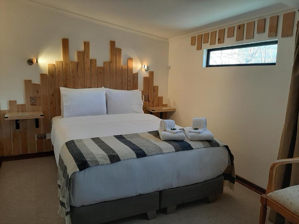 A bed or beds in a room at Hotel Tehuelche Natura