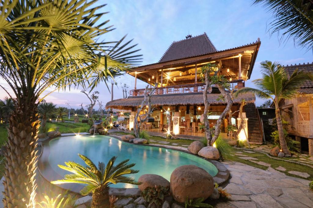 un complejo con piscina frente a un edificio en Pondok Sebatu Eco Lodge, en Tegalalang