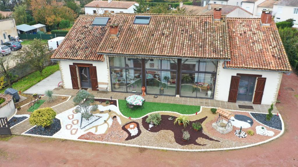 una vista aerea di una casa con giardino di Au gué du bois a Neuville-du-Poitou