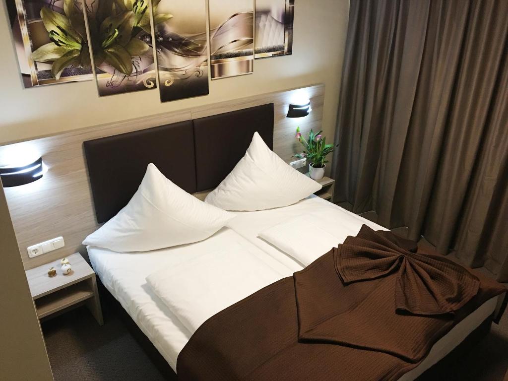 Tempat tidur dalam kamar di Hotel Glinde