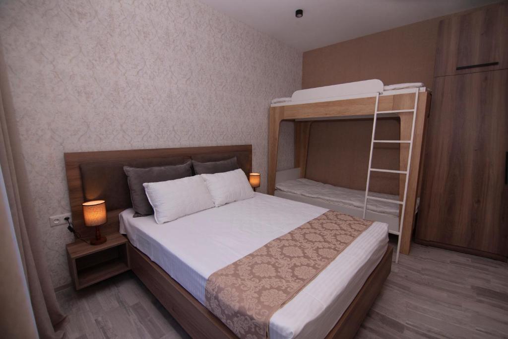 Кровать или кровати в номере Apartment Didveli 7