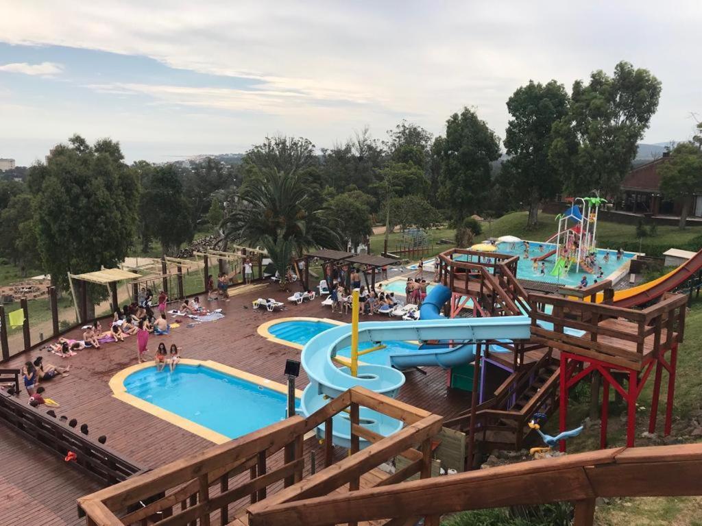 un gruppo di persone in un parco acquatico di Complejo Laderas del Cerro a Piriápolis