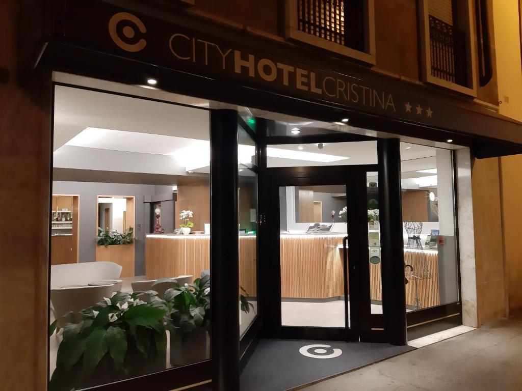 un negozio di fronte a un hotel con un cartello sopra di CityHotel Cristina Vicenza a Vicenza